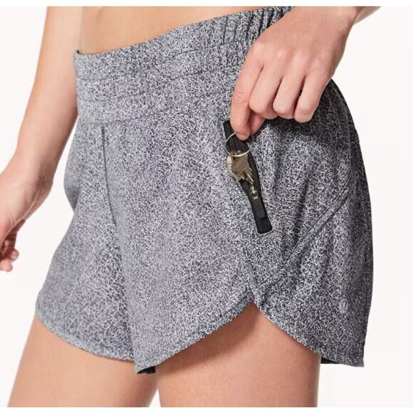 Lululemon Tracker Short V *4" Size 6 - Picture 1 of 11